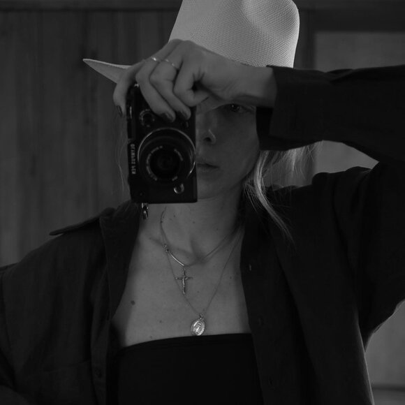 MEET IVANA REVIC - Picture 5 of 7